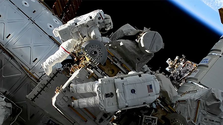 Země má novou oběžnici, astronautkám z ISS uletěla schránka s nářadím